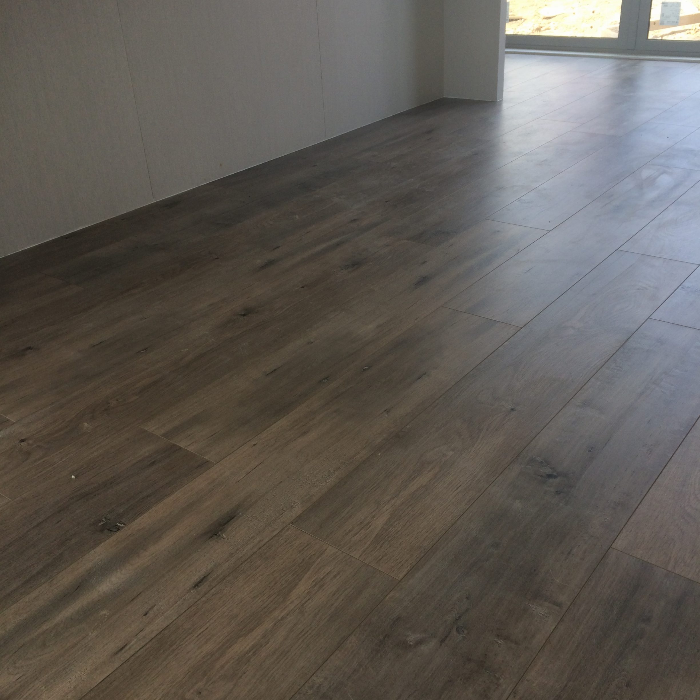 Reclaimed-Oak-Grey-Laminate-Flooring-Interior4